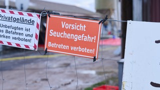 "Vorsicht Seuchengefahr!" steht auf einem Schild an einem landwirtschaftlichen Betrieb.