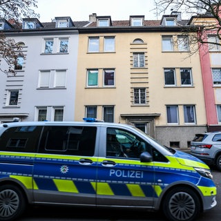 Ein Polizeiwagen fährt durch ein Wohnviertel. Am Donnerstag wurden in Baden-Württemberg 24 Wohnungen durchsucht.