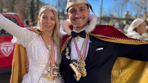 Das Veitsrodter Prinzenpaar freut sich auf alle Zuschauer und Zuschauerinnen beim diesjährigen Rosenmontagsumzug durch die Edelsteinstadt.