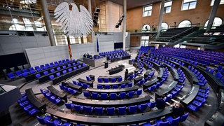 Der leere Plenarsaal vor einer Sitzung im Deutschen Bundestag.