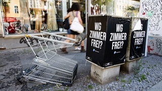 Eine Werbung mit dem Schrift WG Zimmer Frei? Studierende müssen für WG-Zimmer in Mainz, Stuttgart und Freiburg mehr bezahlen als der bundesweite Schnitt von 493 Euro