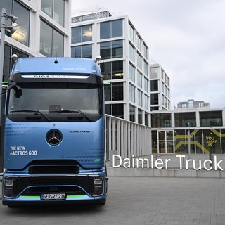 Ein Mercedes-Benz Lastwagen steht vor der Zentrale von Daimler Truck.