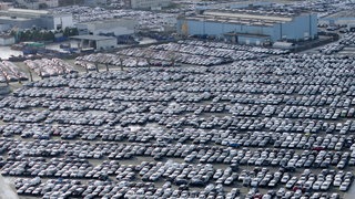 Geparkte Neuwagen auf einem Fabrikgelände. Ab dem 3. April belegen die USA alle eingeführten Autos mit Zöllen von 25 Prozent. Das könnte auch Auswirkungen auf Einfuhren aus Rheinland-Pfalz haben. 