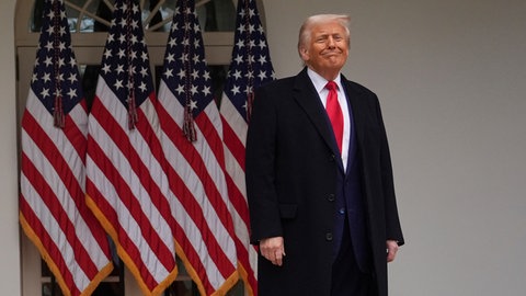 Präsident Donald Trump geht nach der Unterzeichnung einer Anordnung bei einer Veranstaltung zur Ankündigung neuer Zölle im Rosengarten des Weißen Hauses.