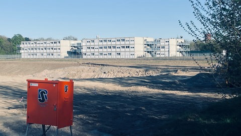 Auf diesem Feld in der Nähe der Bayreuther Straße in Ludwigshafen ist die Bombe bei Bauarbeiten gefunden worden