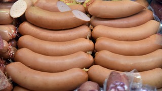 Fleischwurst liegt in der Auslage einer Metzgerei (Symbolbild).