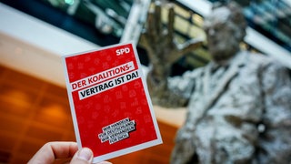 Eine Werbekarte mit der Aufschrift "Der Koalitionsvertrag ist da" ist vor der SPD-Parteizentrale zu sehen. Die SPD-Basis hat dem Koalitionsvertrag und damit einer Regierungsbildung mit der Union zugestimmt. 