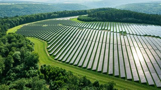 Größter Solarpark der EnBW in Baden-Württemberg. Der Solarausbau in Baden-Württemberg und Rheinland-Pfalz geht auch durch Balkonkraftwerke voran.
