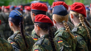 Frauen in Bundeswehr-Uniformen stehen nebeneinander. Auch in Baden-Württemberg bewerben sich immer mehr Frauen bei der Bundeswehr.