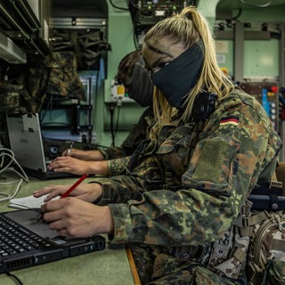 Auch im Gefechtsstand am Einsatzort muss im Cyberraum gearbeitet werden. (Symbolbild)
