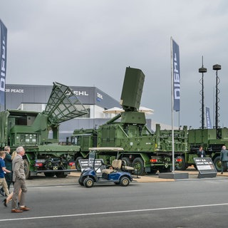 Diehl Defence, Raketenabwehrsystem IRIS-T SLM auf der Internationale Luft- und Raumfahrtausstellung Berlin: Sie produzieren Panzer, Flugzeuge, Radare, Munition oder Software. Es gibt viele Rüstungsfirmen in Baden-Württemberg und Rheinland-Pfalz.