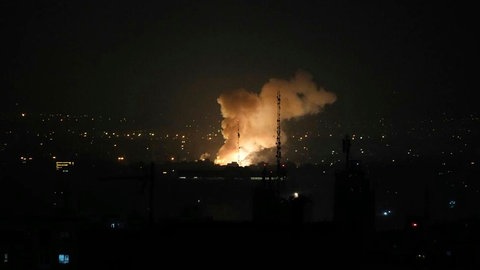 Israelischer Angriff auf Iran: Rauch steigt über Teheran auf