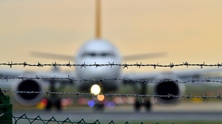 Abschiebeflug Flugzeug am Frankfurter Flughafen hinter Stacheldraht (Symbolbild)