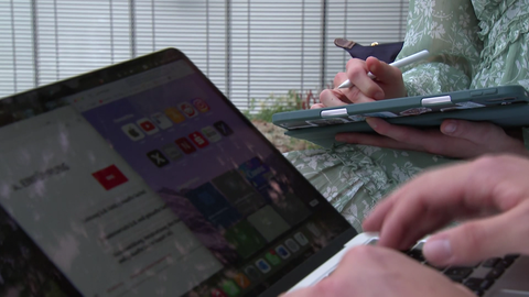 Zwei junge Menschen tippen auf Tablets. Digitalität spielen für Generation Z auch bei der Berufswahl eine Rolle.