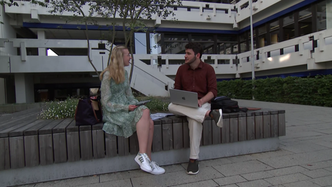 Zwei Studierende der Hochschule für öffentliche Verwaltung und Finanzen in Ludwigsburg