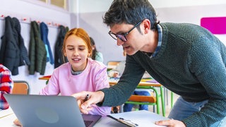 Wie schätzen Lehrkräfte den Einsatz von KI- also Chat GPT und Co in der Schule ein? Darauf hat das deutsche Schulbarometer der Robert Bosch Stiftung in einer repräsentativen Befragung von über 1500 Lehrkräften erstmals geschaut.