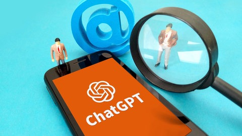 Chatbots wie ChatGPT haben schon längst Einzug gehalten in die Schule. Lehrkräfte und Schülerinnen und Schüler müssen den sinnvollen Umgang damit aber erst noch lernen.