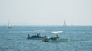 Menschen fahren mit dem Tretboot über den Bodensee. Im Juli stehen in Baden-Württemberg und Rheinland-Pfalz nicht nur die Sommerferien sondern auch einige Neuerungen an.