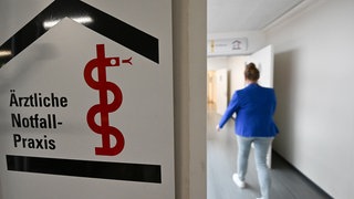 Ein Schild mit der Aufschrift «Ärztliche Notfall-Praxis» ist vor einer Bereitschaftspraxis in einem Krankenhaus angebracht.