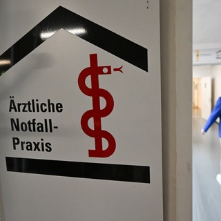 Ein Schild mit der Aufschrift «Ärztliche Notfall-Praxis» ist vor einer Bereitschaftspraxis in einem Krankenhaus angebracht.