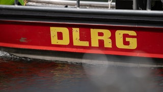 Das Logo der Deutsche Lebens-Rettungs-Gesellschaft (DLRG) auf einem Boot. Die DLRG suchte ebenfalls nach dem Vermissten im Bodensee.