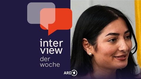 Reem Alabali-Radovan (SPD), Entwicklungsministerin legt im Beisein von Bundeskanzler Friedrich Merz (CDU) vor Bundestagspräsidentin Julia Klöckner (CDU) im Bundestag bei der Vereidigung den Amtseid ab.
