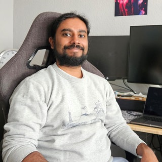 Der Software-Entwickler Kapilan Koch hat das Abfindungsangebot von Mercedes angenommen.  Ab sofort wird er hauptberuflich in dem KI-Start Up arbeiten, dass er zusammen mit anderen 2024 gegründet hat.