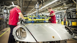Produktion eines Sportwagen in Stuttgart Zuffenhausen, Modell 911: Porsche plant "schmerzhafte Einschnitte". Bei ZF geht der Personalabbau weiter. Bei Mercedes halbiert sich der Gewinn: Harte Wochen für die Autoindustrie in Baden-Württemberg. Jobs sind in Gefahr.
