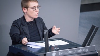 Simone Fischer im Bundestag bei ihrer ersten Rede, im Porträt erzählt sie ihre Lebensgeschichte