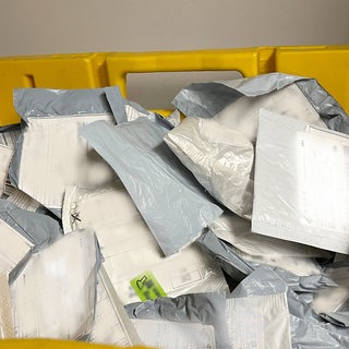 Dieses vom Julius Kühn-Institut (JKI) zur Verfügung gestellte Foto zeigt beschlagnahmte Sendungen ohne notwendige Papiere, in denen in vielen Fällen nicht bestelltes Saatgut verschickt wurde. Die Behörden fordern dazu auf, solche Samen zu entsorgen.