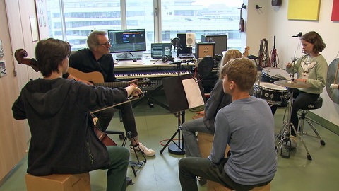 Maira mit ihrer Musikgruppe