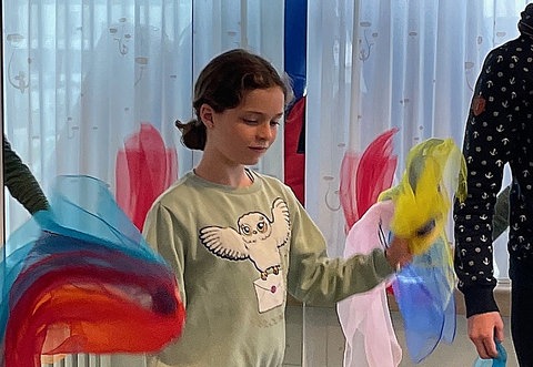 Maira bei der Bewegungstherapie.