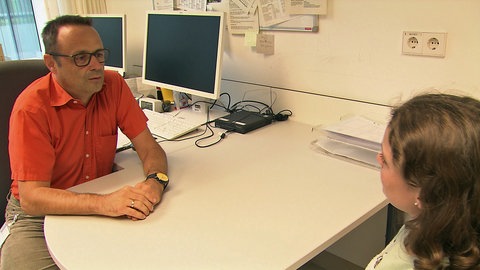 Kopfschmerzen Kinder Maira im Gespräch mit dem Oberarzt