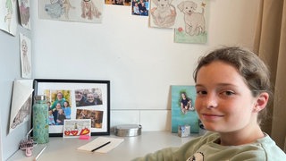 Maira in ihrem Zimmer