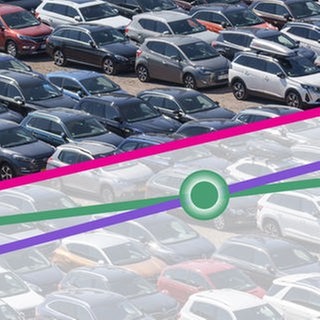 Dicht an dicht stehen zahlreiche Autos auf einem großen Parkplatz