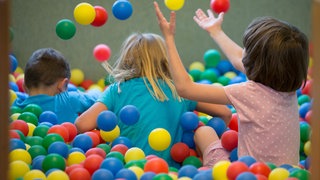 Kinder spielen in einem Bällebad. Für Freizeit- und Sportaktivitäten erhalten Familien eine Teilhabe-Hilfe vom Bund. Diese Unterstützung wird aber überwiegend nicht abgerufen. 