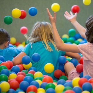 Kinder spielen in einem Bällebad. Für Freizeit- und Sportaktivitäten erhalten Familien eine Teilhabe-Hilfe vom Bund. Diese Unterstützung wird aber überwiegend nicht abgerufen. 