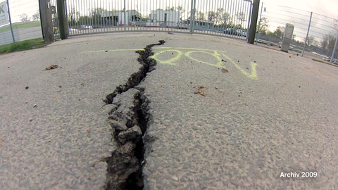 Risse in einer Straße die in den 2000er Jahren durch Geothermie entstanden. Aus diesen Erfahrungen habe man aber gelernt und könne Energie im Südwesten nun sicher gewinnen.
