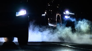 Abgase treten aus dem Auspuff von Verbrenner-Fahrzeugen aus: Das geplante Verbrenner-Verbot nach 2035 wird wohl gekippt.