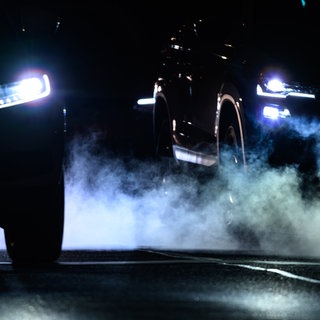 Abgase treten aus dem Auspuff von Verbrenner-Fahrzeugen aus: Das geplante Verbrenner-Verbot nach 2035 wird wohl gekippt.