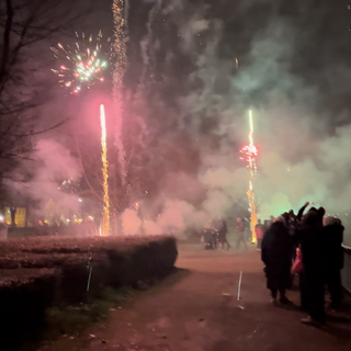 Silvesterfeuerwerk am Rhein: Feuerwerk, Sekt, Partystimmung: Silvester passieren immer wieder Unfälle. Doch welche Versicherung zahlt, wenn Schäden am Auto oder in der Wohnung entstehen oder Menschen verletzt werden?