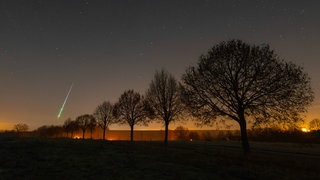Sternschnuppe am Himmel: Es sind die ersten Meteore im Jahr 2026. Die Quadrantiden sind ein Meteorschauer am nördlichen Nachthimmel mit mehr als 100 Sternschnuppen pro Stunde. Kombination aus leuchtenden Meteoren und leichtem Polarlicht über Striegistal in Mittelsachsen. (Archivaufnahme Dezember 2025)