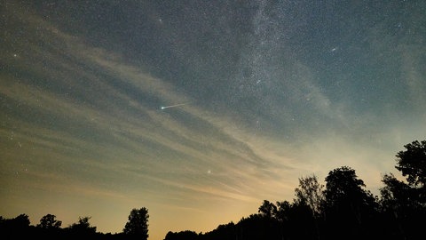 Beobachten lassen sich die Quadrantiden am besten außerhalb größerer Städte oder Siedlungen. Das möglicherweise störende Licht des Vollmondes kann durch in der Nähe befindliche Bäume oder Gebäude vielleicht etwas abgeschirmt werden. Meteorschauer am Nachthimmel, hier zu sehen die Perseiden.