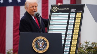 Folgen für Südwest-Wirtschaft: US-Präsident Donald Trump zeigt eine Tabelle mit Strafzöllen