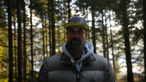 Heiko Eberle steht im Nationalpark Schwarzwald am Ortsrand von Forbach-Herrenwies.