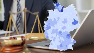 Ein fokussierter Anwalt gestikuliert in Richtung eines Laptops, während eine Deutschlandkarte mit Landgerichtsbezirken eingeblendet ist.
