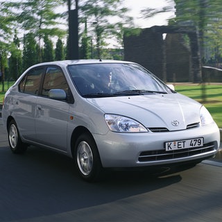 Das erste Hypridauto, das in Deutschland vor 25 Jahre in Serie verkauft wurde: Der Toyota Prius: Beim Verkaufsstart wurde der Wagen noch belächelt: Benzin war günstig, doch die Japaner setzten trotzdem auf den zweiten Antrieb mit einer kleinen Batterie.