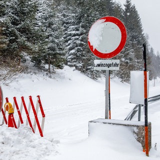 Eine Straßensperre und ein Schild, das auf Lawinengefahr hinweist. Zwei der durch Lawinen umgekommenen Menschen stammen aus Baden-Württemberg, wie Polizeisprecher der Deutschen Presse-Agentur mitteilten.