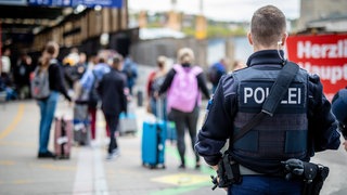 Ein Polizist steht am Hauptbahnhof in Stuttgart (Symbolbild).