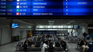 Auf einer Anzeigetafel im Terminal 2 werden Flüge nach Dubai und Doha angezeigt. Am Flughafen Frankfurt wurden einige Flüge wegen des Iran-Kriegs in der Region Naher Osten annulliert.